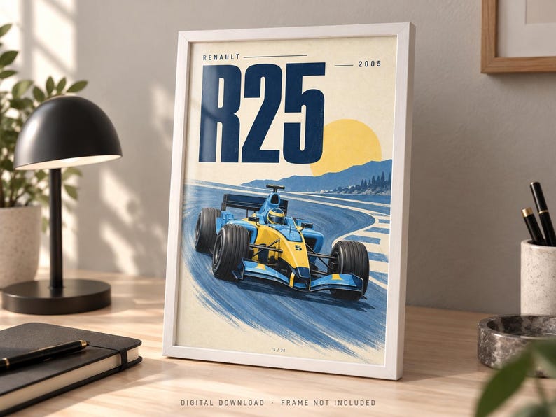 Puede incluir: Un p&oacute;ster enmarcado que muestra un coche de carreras Renault R25 de F&oacute;rmula 1 de 2005 en azul y amarillo. La ilustraci&oacute;n presenta el texto RENAULT R25 2005 sobre el coche, que circula por una pista con un sol amarillo y monta&ntilde;as azules de fondo.
