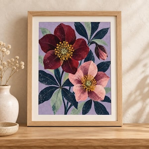 K&ouml;nnte beinhalten: Ein gerahmter botanischer Druck mit zwei gro&szlig;en Nieswurzbl&uuml;ten in Dunkelrot und zartem Rosa vor einem hellvioletten Hintergrund. Die Illustration zeigt dunkelgr&uuml;nes Laub und eine geschlossene Knospe, eingefasst in einen hellen Holzrahmen.