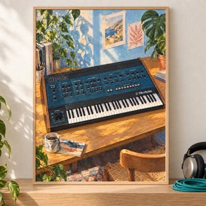 Pu&ograve; includere: Una stampa artistica incorniciata che raffigura un sintetizzatore Oberheim OB-Xa su una scrivania in legno. La scena include una tazza, libri e una pianta da interno alla luce del sole. Il sintetizzatore ha un pannello blu con manopole nere.