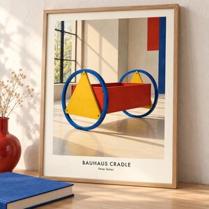 K&ouml;nnte beinhalten: Ein gerahmter Kunstdruck, der die Bauhaus-Wiege von Peter Keler zeigt. Das Bild zeigt einen roten, rechteckigen Wiegenk&ouml;rper, der von zwei gro&szlig;en, blauen, kreisf&ouml;rmigen R&auml;dern mit gelben, dreieckigen Seitenteilen getragen wird. Text: BAUHAUS CRADLE Peter Keler.