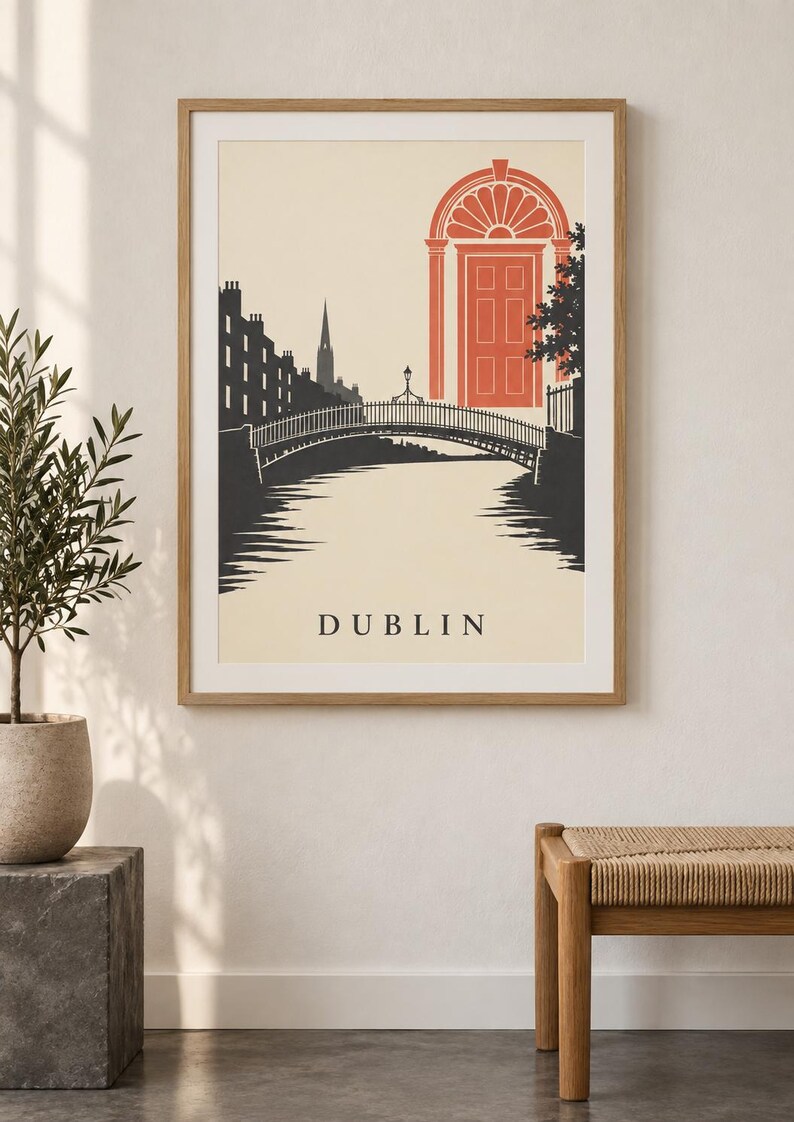 K&ouml;nnte beinhalten: Ein gerahmter Kunstdruck mit einer stilisierten Illustration von Dublin. Die Grafik zeigt die dunkle Silhouette von Geb&auml;uden und einer Br&uuml;cke &uuml;ber einen Fluss, mit einer markanten orangefarbenen Bogent&uuml;r im Hintergrund. Das Wort DUBLIN steht unten.
