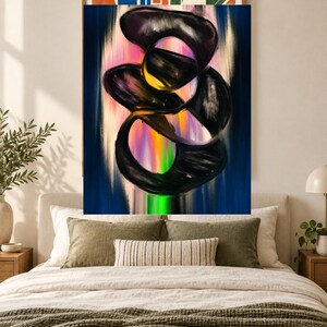 Op de afbeelding: Een rechthoekig wandkunstwerk met een abstracte compositie van dikke, wervelende zwarte penseelstreken over een levendige, verticale gradi&euml;ntachtergrond van roze, oranje, geel en felgroen, ingelijst in een eenvoudige houten rand.
