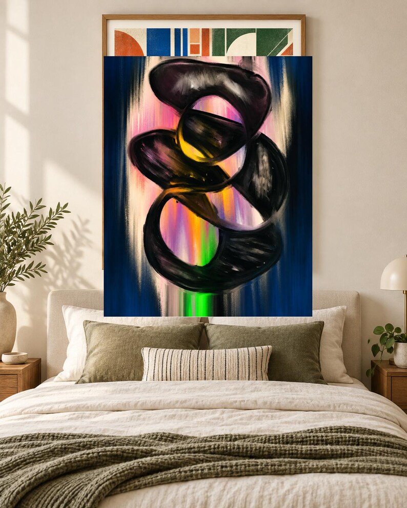 Op de afbeelding: Een rechthoekig wandkunstwerk met een abstracte compositie van dikke, wervelende zwarte penseelstreken over een levendige, verticale gradi&euml;ntachtergrond van roze, oranje, geel en felgroen, ingelijst in een eenvoudige houten rand.