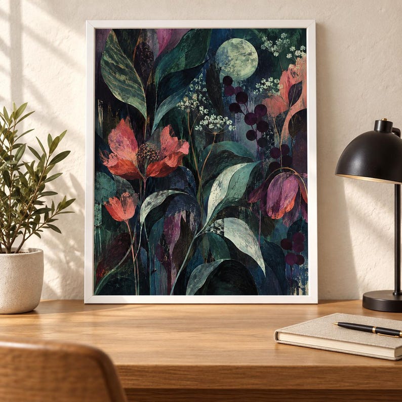 Puede incluir: Una l&aacute;mina de arte enmarcada que muestra una escena bot&aacute;nica oscura y evocadora con follaje verde intenso, flores rojas y moradas vibrantes y una luna circular p&aacute;lida sobre un fondo texturizado con pinceladas visibles y capas.