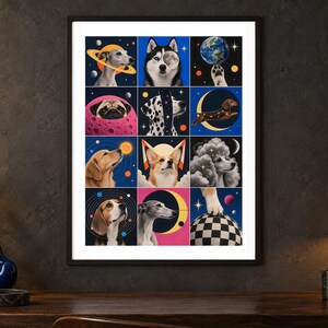 Puede incluir: Una l&aacute;mina de arte mural enmarcada que presenta una cuadr&iacute;cula de doce ilustraciones cuadradas de varias razas de perros integradas con temas celestiales, incluyendo planetas, lunas, estrellas y patrones c&oacute;smicos en colores vibrantes sobre fondos oscuros.