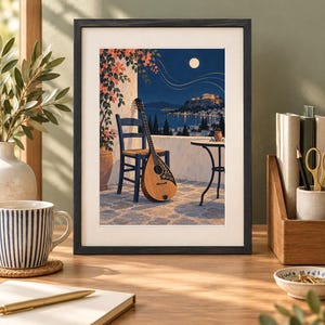 Pu&ograve; includere: Una stampa d'arte incorniciata che raffigura una scena mediterranea notturna con un bouzouki appoggiato a una sedia di legno blu su una terrazza in pietra. Lo sfondo mostra un paesaggio costiero al chiaro di luna con un tempio in lontananza.