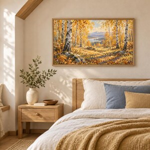 Pu&ograve; includere: Un dipinto paesaggistico rettangolare in una cornice di legno chiaro che raffigura una foresta di betulle con foglie autunnali dorate, una radura erbosa e montagne lontane sotto un cielo luminoso, montato su una parete sopra un letto in legno.