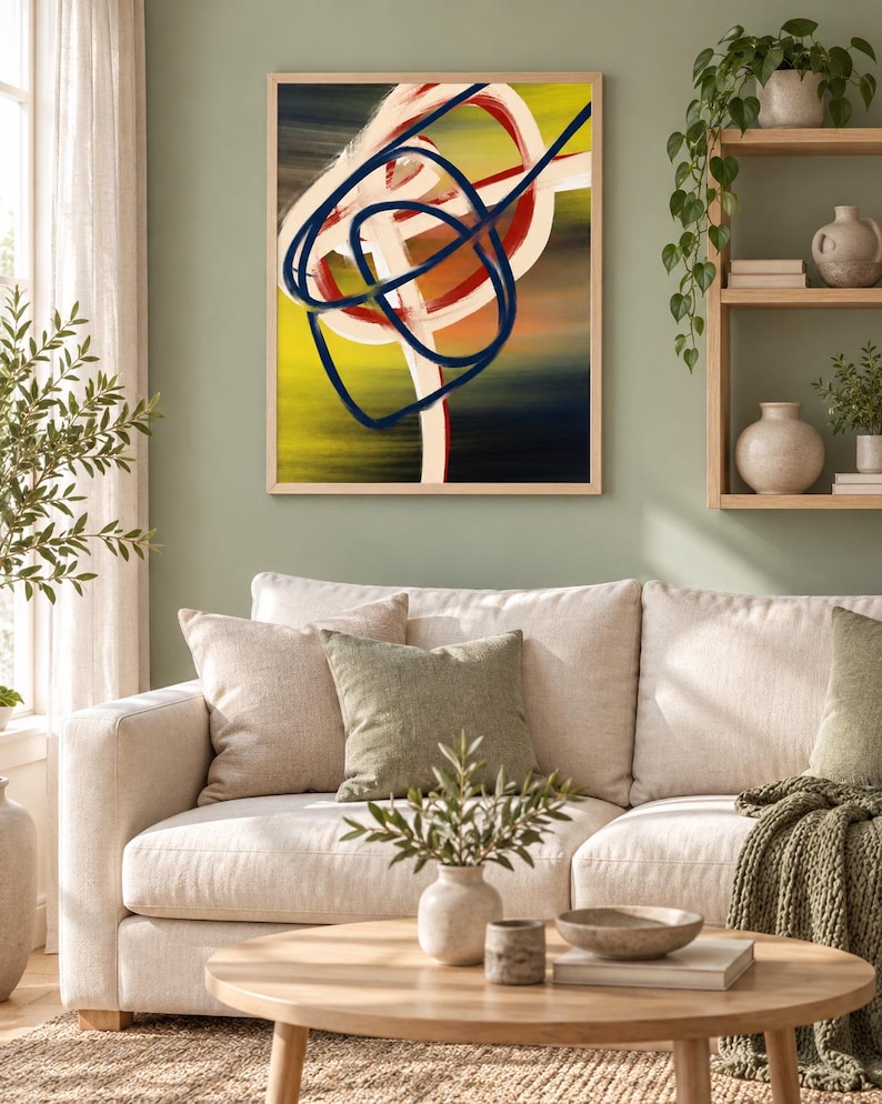 K&ouml;nnte beinhalten: Ein rechteckiges gerahmtes Wandbild mit einer abstrakten Komposition aus kr&auml;ftigen, &uuml;berlappenden marineblauen, roten und wei&szlig;en Pinselstrichen vor einem leuchtend gelben und dunklen Farbverlaufshintergrund in einem hellen Holzrahmen.