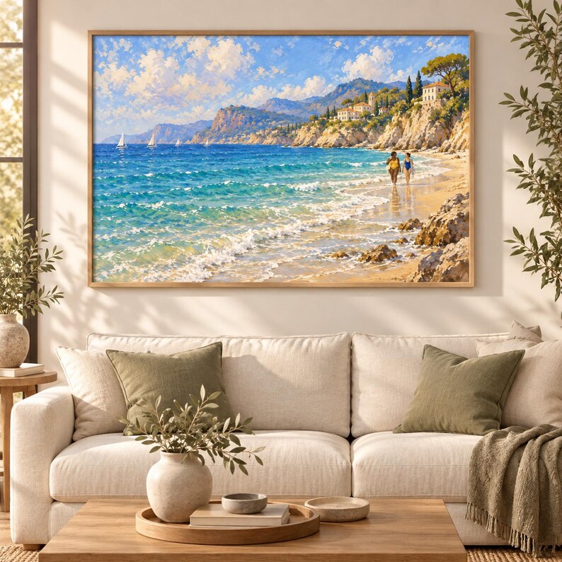 Puede incluir: Una impresi&oacute;n de arte mural rectangular que presenta una pintura de paisaje costero con un cielo azul brillante, olas de mar turquesas, veleros, acantilados rocosos y edificios. Dos figuras caminan por la playa de arena cerca del agua.
