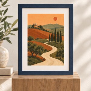 K&ouml;nnte beinhalten: Ein gerahmter Kunstdruck mit einer Landschaftsillustration eines gewundenen Feldwegs, der durch h&uuml;gelige Landschaften, Zypressen und eine entfernte Villa unter einem orangefarbenen Himmel mit einer runden Sonne f&uuml;hrt. Der Rahmen ist dunkelblau.