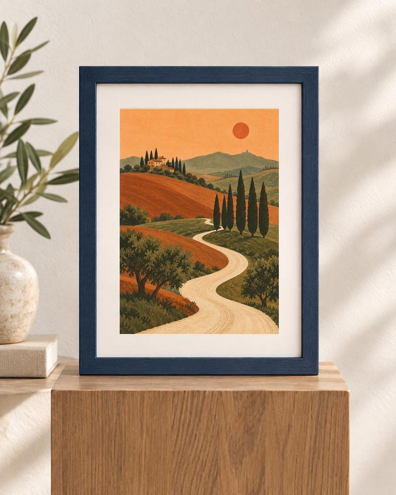 K&ouml;nnte beinhalten: Ein gerahmter Kunstdruck mit einer Landschaftsillustration eines gewundenen Feldwegs, der durch h&uuml;gelige Landschaften, Zypressen und eine entfernte Villa unter einem orangefarbenen Himmel mit einer runden Sonne f&uuml;hrt. Der Rahmen ist dunkelblau.