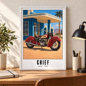 Pu&ograve; includere: Una stampa artistica incorniciata raffigurante una motocicletta Indian Chief rossa del 1947 parcheggiata davanti a una stazione di servizio blu in stile art d&eacute;co. Il testo in basso recita CHIEF Indian 1947. La scena include una palma e montagne.