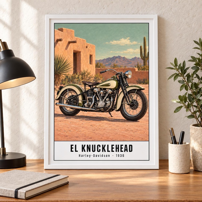 K&ouml;nnte beinhalten: Ein gerahmter Kunstdruck mit einem 1936 Harley-Davidson Motorrad in einer W&uuml;stenlandschaft mit Adobe-Architektur und einem Saguaro-Kaktus. Der Text am unteren Rand lautet EL KNUCKLEHEAD Harley-Davidson 1936 in einer schwarzen Schrift.