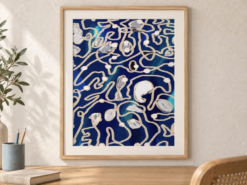 Puede incluir: Una l&aacute;mina de arte mural enmarcada con un dise&ntilde;o abstracto sobre un fondo azul marino profundo, superpuesto con intrincadas l&iacute;neas beige sinuosas y acentos circulares blancos dispersos, todo en un marco de madera clara.