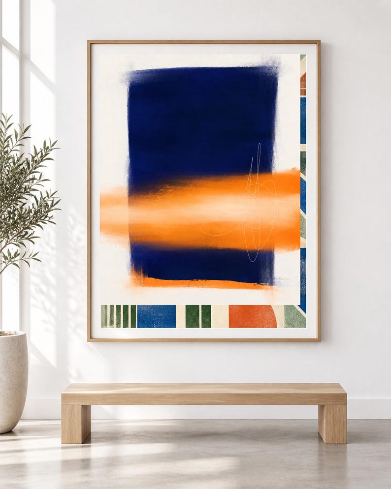 K&ouml;nnte beinhalten: Ein gerahmter abstrakter Wandkunstdruck mit einem gro&szlig;en vertikalen dunkelblauen Rechteck, das von einem horizontalen orangefarbenen Band &uuml;berlagert wird. Die Komposition enth&auml;lt feine wei&szlig;e Linienskizzen und eine untere Bord&uuml;re aus Bl&ouml;cken.