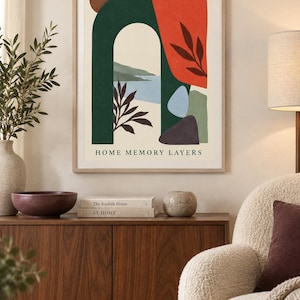 Pu&ograve; includere: Una stampa artistica da parete incorniciata che presenta una composizione astratta con un arco verde scuro, una forma organica rossa con sagome di foglie, una scena d'acqua azzurra e un cerchio marrone. Il testo HOME MEMORY LAYERS &egrave; stampato in nero.