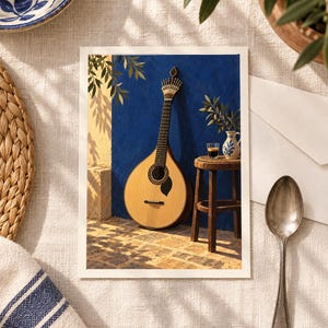Pode incluir: Uma impress&atilde;o de arte retangular apresentando uma guitarra portuguesa de cor clara encostada numa parede azul vibrante. Ao lado da guitarra, um pequeno banco de madeira sustenta um copo de caf&eacute; expresso e um jarro de cer&acirc;mica.