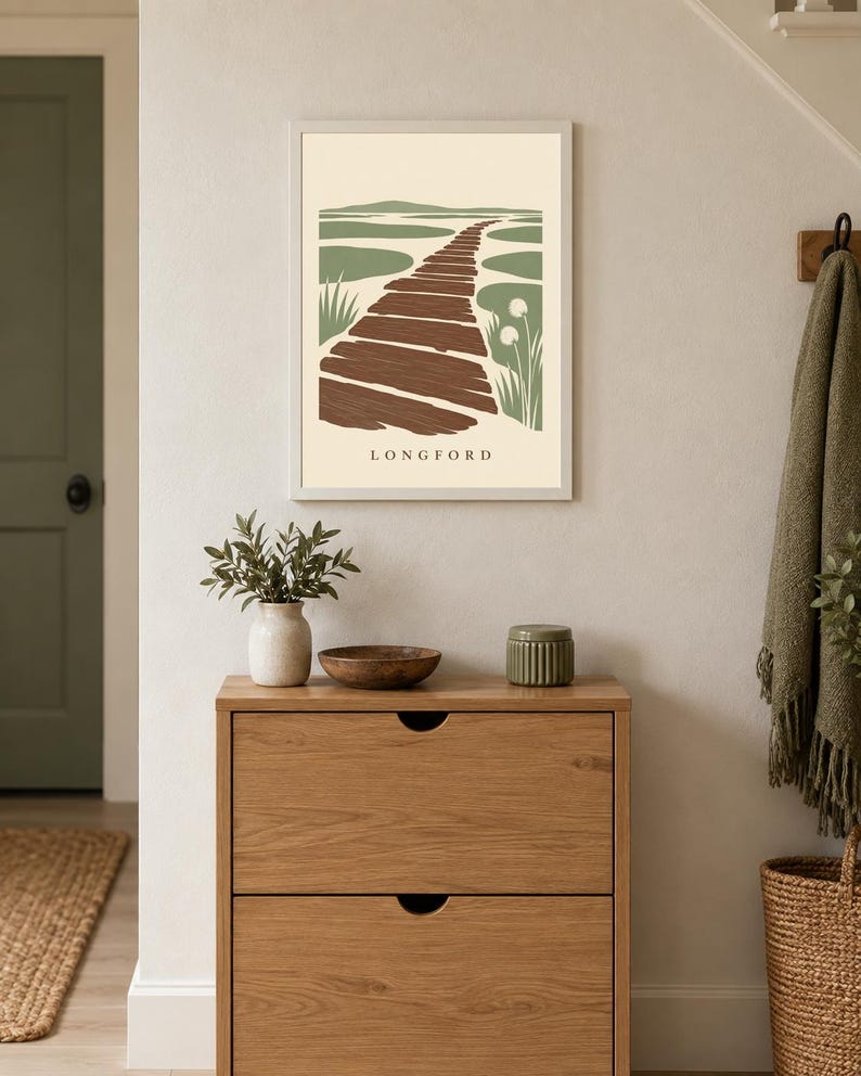 Puede incluir: Una l&aacute;mina de arte mural enmarcada que presenta una ilustraci&oacute;n estilizada de un camino de madera que serpentea a trav&eacute;s de un paisaje verde con el texto LONGFORD impreso en la parte inferior. La obra utiliza una paleta de colores marr&oacute;n, verde salvia y crema.
