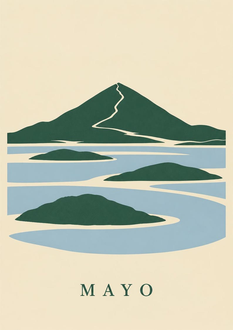 Pu&ograve; includere: Una stampa d'arte grafica raffigurante una montagna stilizzata verde scuro con un sentiero tortuoso che porta alla vetta, su uno specchio d'acqua azzurro con diverse isole verde scuro. La parola MAYO &egrave; stampata in verde scuro in basso.