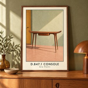 Puede incluir: Una l&aacute;mina art&iacute;stica enmarcada que muestra una mesa consola de madera con extremos curvos y un caj&oacute;n central. La ilustraci&oacute;n presenta el mueble frente a una puerta amarilla y una pared verde, con el texto D.847.1 CONSOLE Gio Ponti impreso abajo.