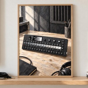 K&ouml;nnte beinhalten: Ein schwarzer, tragbarer Synthesizer mit rechteckigem Geh&auml;use, einem monochromen Display, zahlreichen runden Drehreglern sowie einem Tastenfeld aus wei&szlig;en und schwarzen Kn&ouml;pfen. Das Ger&auml;t ist in einem Holzrahmen abgebildet.
