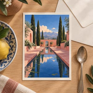 Pu&ograve; includere: Una stampa d'arte rettangolare che raffigura un paesaggio mediterraneo con una lunga e stretta piscina riflettente blu fiancheggiata da alti cipressi e muri in stucco rosa. La scena include una catena montuosa in lontananza sotto un cielo azzurro.