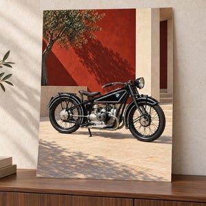 Puede incluir: Una motocicleta BMW negra de &eacute;poca con faro redondo, ruedas de radios y asiento individual. La motocicleta presenta un bloque de motor prominente, un caballete lateral y el logotipo de BMW en el dep&oacute;sito, frente a una pared roja.
