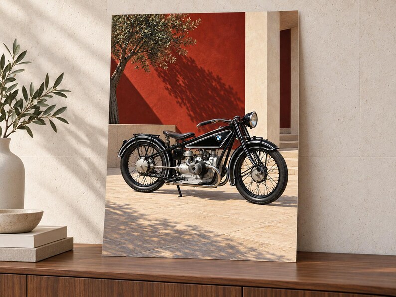 Puede incluir: Una motocicleta BMW negra de &eacute;poca con faro redondo, ruedas de radios y asiento individual. La motocicleta presenta un bloque de motor prominente, un caballete lateral y el logotipo de BMW en el dep&oacute;sito, frente a una pared roja.
