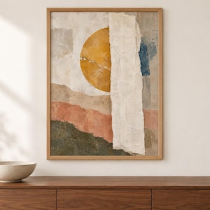 Puede incluir: Una l&aacute;mina de arte enmarcada con una composici&oacute;n de collage abstracto. La obra muestra un gran c&iacute;rculo amarillo mostaza, tiras de papel texturizado superpuestas en color blanco roto y bandas horizontales en verde oliva y rosa palo.