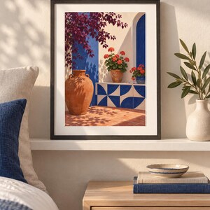 Pu&ograve; includere: Una stampa d'arte incorniciata che raffigura una scena mediterranea con una grande anfora in terracotta, gerani rossi in vaso e piastrelle geometriche blu e bianche. L'opera mostra un cortile soleggiato con accenti blu sulle pareti.