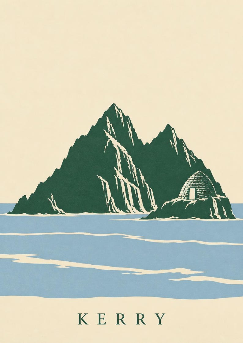 Pu&ograve; includere: Una stampa d'arte grafica raffigurante una vetta montuosa verde scuro e una piccola isola rocciosa con una capanna di pietra a forma di alveare che emerge dall'acqua azzurra. La parola KERRY &egrave; stampata in maiuscolo verde scuro sul fondo crema.