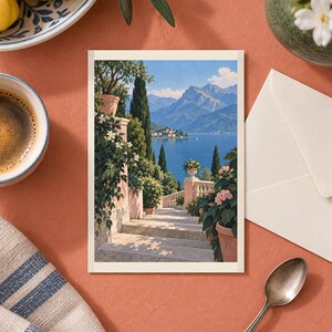 Peut inclure: Une carte postale rectangulaire pr&eacute;sentant une illustration imprim&eacute;e d'un escalier en pierre descendant vers un lac bleu entour&eacute; de montagnes. La sc&egrave;ne comprend des pots en terre cuite avec des plantes vertes, des fleurs roses et des cypr&egrave;s.