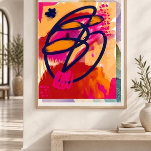 Pu&ograve; includere: Una stampa d'arte astratta incorniciata con strati audaci di vernice arancione vibrante, rosa acceso e rosso intenso. La composizione &egrave; centrata attorno a un prominente disegno a linea continua blu scuro che si sovrappone alle forme.