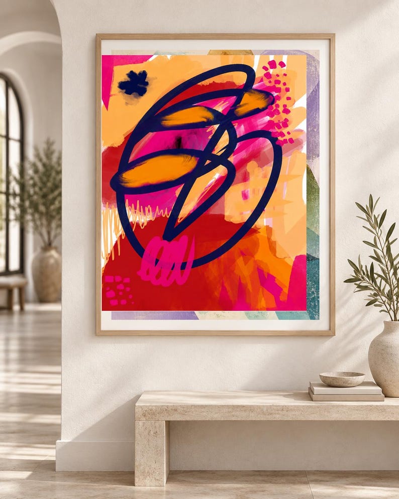 Pu&ograve; includere: Una stampa d'arte astratta incorniciata con strati audaci di vernice arancione vibrante, rosa acceso e rosso intenso. La composizione &egrave; centrata attorno a un prominente disegno a linea continua blu scuro che si sovrappone alle forme.