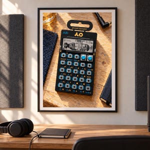 Op de afbeelding: Een zwarte pocket operator synthesizer met een digitaal LCD-scherm met een onderzeebootafbeelding, twee blauwe draaiknoppen en een raster van kleine ronde knoppen met labels voor diverse muziekfuncties en de tekst sub en pocket operator.
