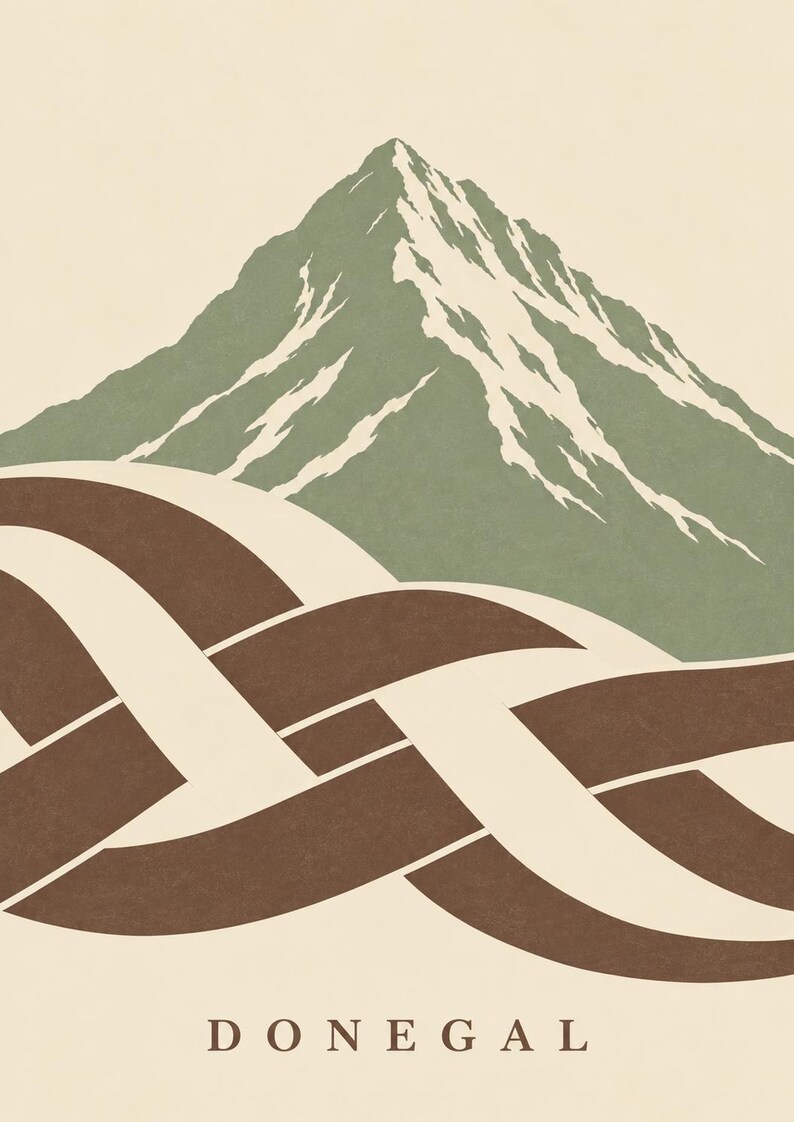 K&ouml;nnte beinhalten: Ein Grafikdruck mit einem stilisierten gr&uuml;nen Berg mit wei&szlig;en Schneeakzenten &uuml;ber einem komplexen keltischen Knotenmuster in Braun und Creme. Das Wort DONEGAL ist in einer einfachen Serifenschrift am unteren Rand des Bildes gedruckt.