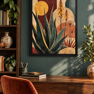 Pu&ograve; includere: Una stampa artistica da parete incorniciata raffigurante una grande pianta di agave verde scuro con bordi gialli, due alti steli di fiori gialli e due capolini simili a denti di leone su uno sfondo di cerchi e rettangoli geometrici in tonalit&agrave; rosso e oro.