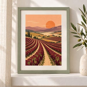 Pu&ograve; includere: Una stampa artistica incorniciata che raffigura un'illustrazione paesaggistica di un vigneto con filari di viti rosso scuro che conducono verso montagne lontane sotto un grande sole arancione. L'opera &egrave; inserita in una cornice verde salvia con passe-partout bianco.
