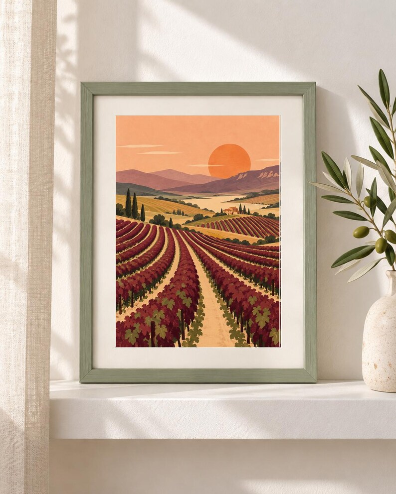Pu&ograve; includere: Una stampa artistica incorniciata che raffigura un'illustrazione paesaggistica di un vigneto con filari di viti rosso scuro che conducono verso montagne lontane sotto un grande sole arancione. L'opera &egrave; inserita in una cornice verde salvia con passe-partout bianco.