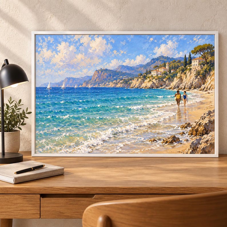 Puede incluir: Un cuadro de paisaje enmarcado que representa una soleada costa mediterr&aacute;nea con agua turquesa, olas de espuma blanca y una playa de arena. Dos figuras caminan por la orilla cerca de acantilados rocosos con edificios bajo un cielo azul.