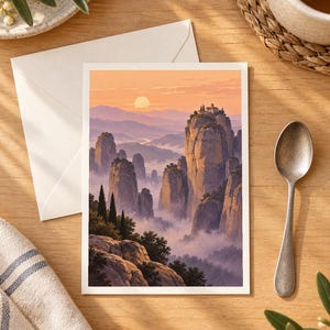 Pu&ograve; includere: Una stampa artistica rettangolare con un'illustrazione paesaggistica di alti pilastri rocciosi che si ergono sopra una valle nebbiosa al tramonto. La scena include un piccolo edificio sulla cima pi&ugrave; alta sotto un cielo dai toni aranciati.