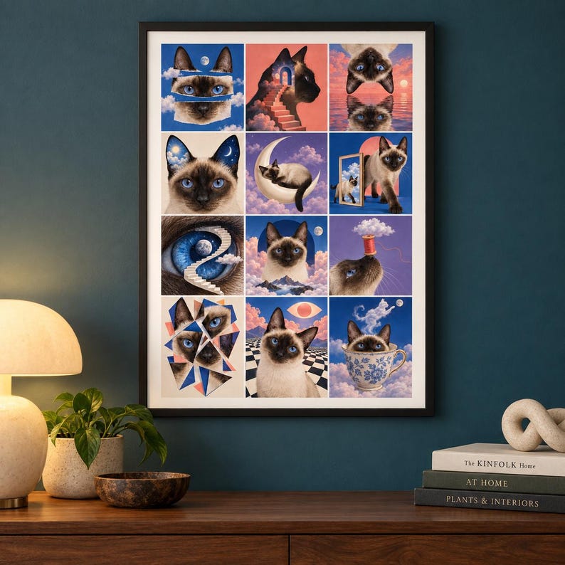 Op de afbeelding: Een ingelijste kunstdruk met een raster van twaalf surrealistische illustraties van Siamezen. De afbeeldingen tonen katten met blauwe ogen in diverse droomachtige omgevingen, waaronder wolken, manen, spiegels, trappen en een bloemrijke theekop, in een levendig kleurenpalet.