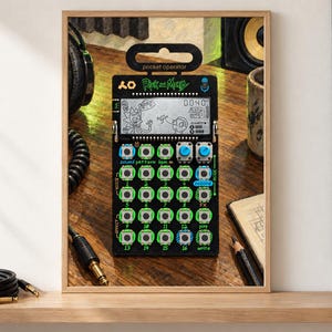 Pu&ograve; includere: Un sintetizzatore pocket operator nero in edizione Rick e Morty con schermo LCD monocromatico, sedici pulsanti numerati, due manopole rotanti blu e una linguetta superiore per appenderlo. Il dispositivo riporta la scritta pocket operator.