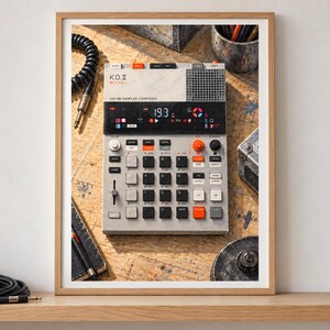 Pu&ograve; includere: Un campionatore-compositore K.O.II grigio chiaro con un display digitale nero che mostra il testo 19.3, una griglia di pulsanti quadrati neri e bianchi, tasti arancioni, un fader verticale e una griglia per altoparlante, incorniciato in legno.