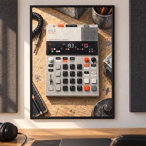 Pu&ograve; includere: Un campionatore e compositore Teenage Engineering EP-133 K.O. II con telaio grigio chiaro, display digitale nero che mostra 19.3, una griglia di pulsanti neri e arancioni, un fader verticale e griglia dell'altoparlante, incorniciato come stampa.