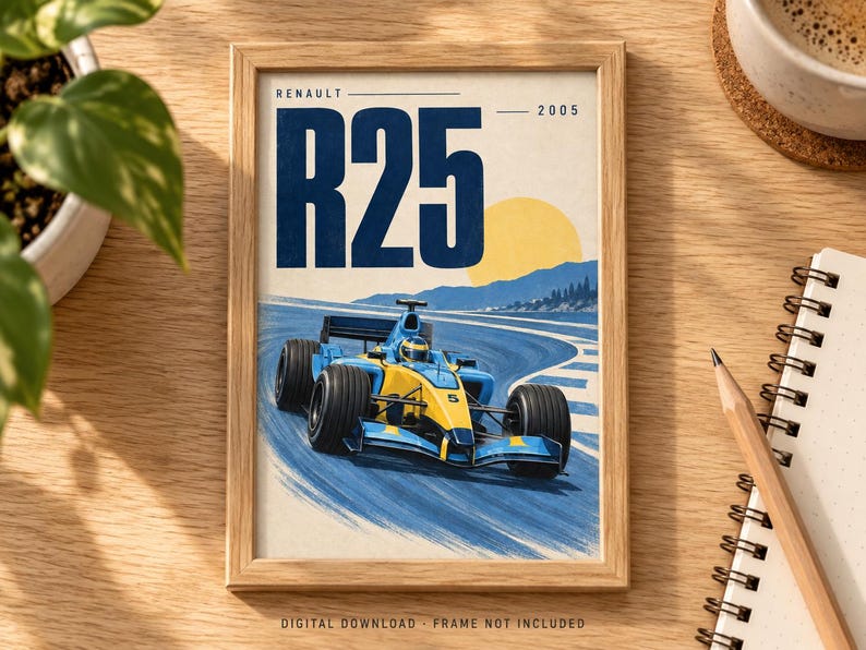 Puede incluir: Un p&oacute;ster enmarcado que muestra un coche de carreras de F&oacute;rmula 1 Renault R25 azul y amarillo en una pista. El texto dice RENAULT R25 2005. El fondo muestra un sol amarillo estilizado sobre colinas azules. El texto inferior dice DIGITAL DOWNLOAD FRAME NOT INCLUDED.
