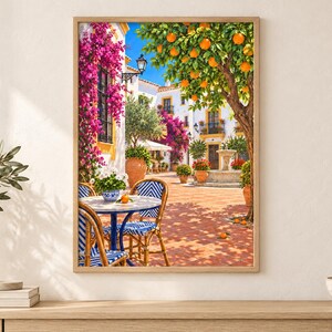 Puede incluir: Una impresi&oacute;n de arte mural enmarcada que representa un soleado patio mediterr&aacute;neo con una mesa redonda, sillas de rayas azules y blancas, una fuente de piedra, flores de buganvilla rosa vibrante y un naranjo cargado de frutos naranjas.