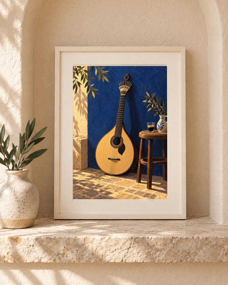 Pode incluir: Uma impress&atilde;o de arte emoldurada retratando uma guitarra portuguesa de cor clara encostada a uma parede azul vibrante. Ao lado do instrumento, h&aacute; um pequeno banco de madeira com um copo de caf&eacute; escuro e um jarro de cer&acirc;mica.