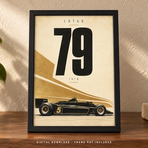 Pu&ograve; includere: Un poster verticale incorniciato raffigurante un'auto da corsa di Formula 1 Lotus 79 nera e oro con il numero 5 sul lato. Lo sfondo &egrave; color crema con i grandi numeri neri 79, il testo LOTUS e l'anno 1978 stampati in uno stile minimalista.