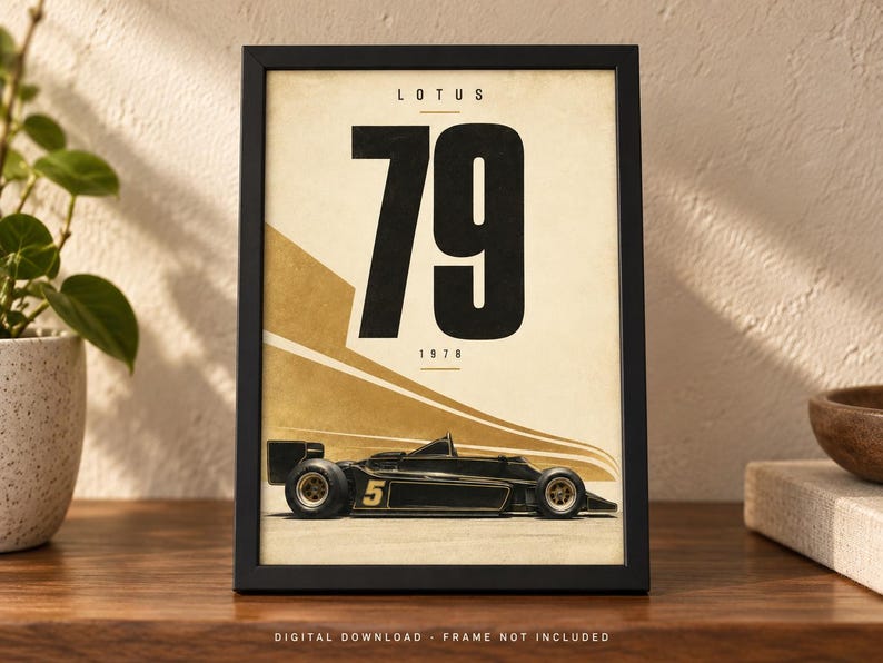 Pu&ograve; includere: Un poster verticale incorniciato raffigurante un'auto da corsa di Formula 1 Lotus 79 nera e oro con il numero 5 sul lato. Lo sfondo &egrave; color crema con i grandi numeri neri 79, il testo LOTUS e l'anno 1978 stampati in uno stile minimalista.